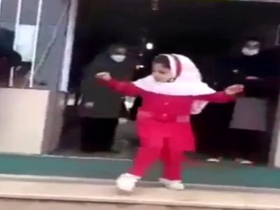 فیلم آواز شاد! / دختر دانش آموز با چنان مهارتی  در مدرسه آذری رقصید همه مبهوتش شدند !