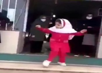 فیلم آواز شاد! / دختر دانش آموز با چنان مهارتی  در مدرسه آذری رقصید همه مبهوتش شدند !