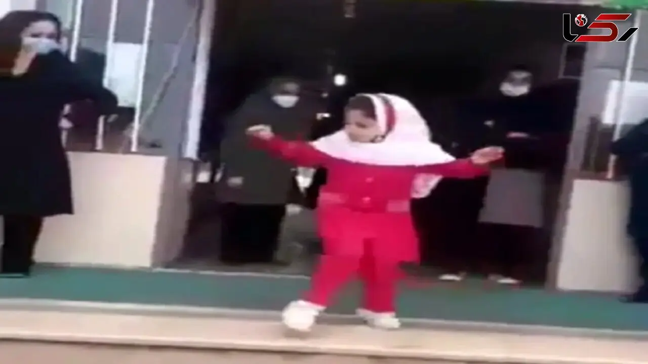 فیلم آواز شاد! / دختر دانش آموز با چنان مهارتی  در مدرسه آذری رقصید همه مبهوتش شدند !