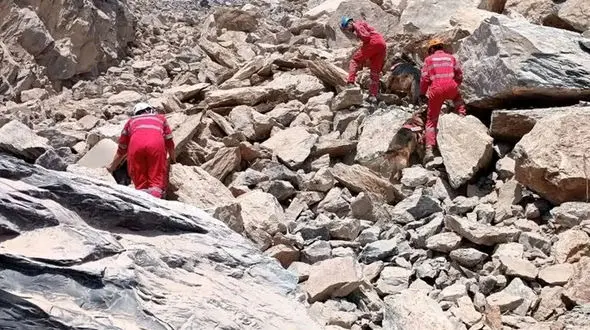 جستجو ها در معدن شازند ادامه دارد/ احتمال جابجایی اجساد!