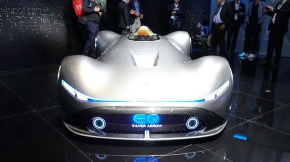 تصاویری جالب از پیکان نقره‌ای در نمایشگاه پاریس + جزییات
