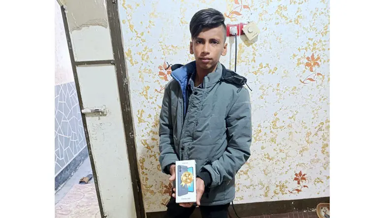 «رکنا» سر قول خرید موبایل برای «الهیار بارانی» فرشته نجات سیل هرمزگان ماند + فیلم خوشحالی جوان فداکار از هدیه رکنا