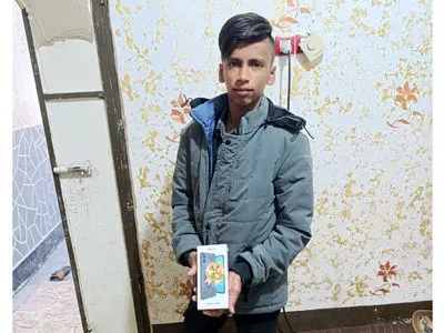 «رکنا» سر قول خرید موبایل برای «الهیار بارانی» فرشته نجات سیل هرمزگان ماند + فیلم خوشحالی جوان فداکار از هدیه رکنا