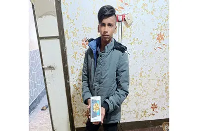 فرشته نجات سیل هرمزگان صاحب موبایل شد / اقدام تحسین‌برانگیز رکنا در تجلیل از الهیار بارانی + فیلم