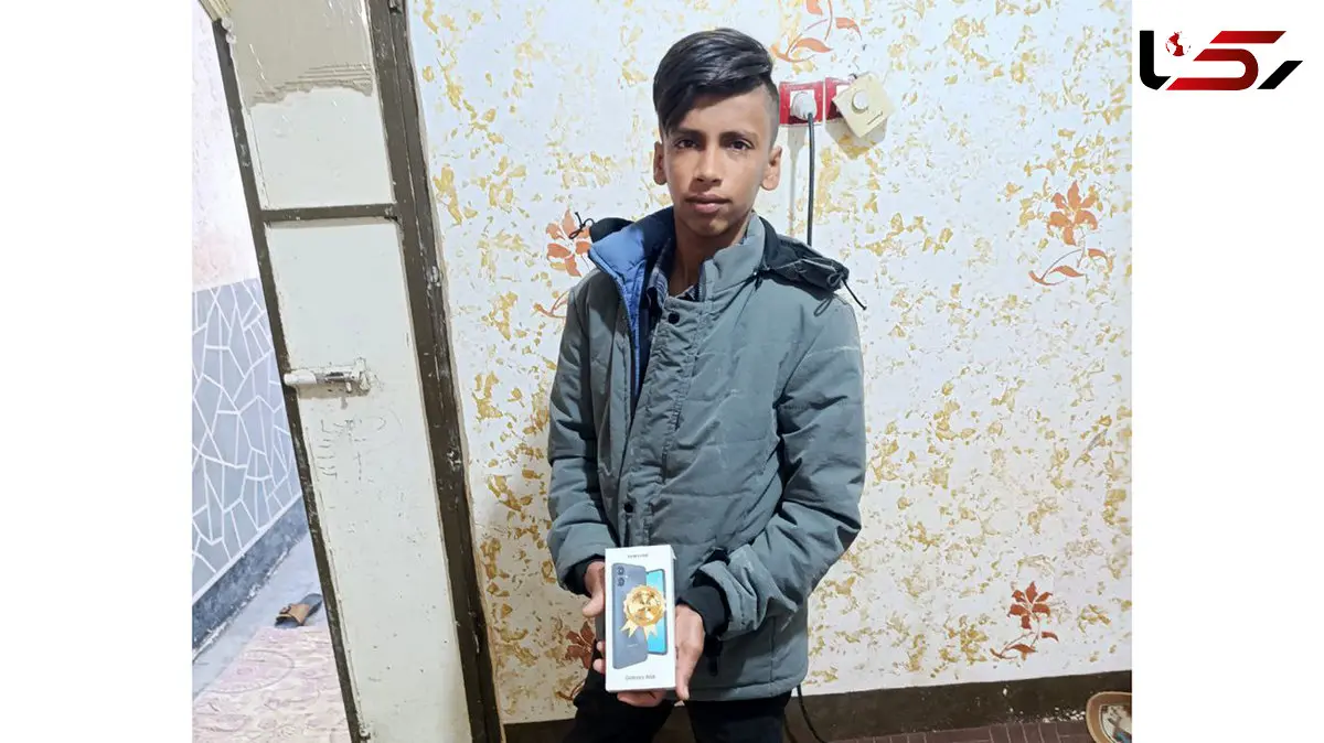 «رکنا» سر قول خرید موبایل برای «الهیار بارانی» فرشته نجات سیل هرمزگان ماند + فیلم خوشحالی جوان فداکار از هدیه رکنا