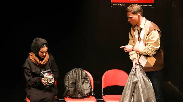 سفر در زمان دختر دانشجو پس از برخورد با دستفروش عجیب و غریب+ فیلم و تصاویر