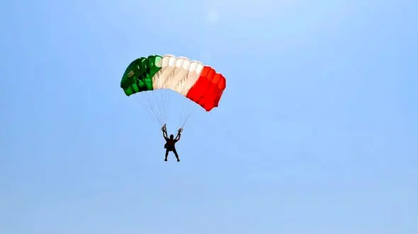 لذت چتربازی در کرمان + فیلم