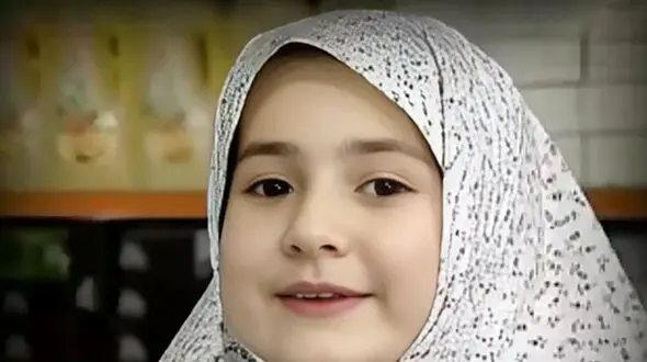 دختربچه کوچولوی تبلیغ شامپوی داروگر بعد از گذر 33 سال و زندگی در اروپا ! /  نه قیافش نه پوشش شبیه خودش نیست ! + عکس ها