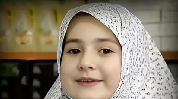 دختربچه کوچولوی تبلیغ شامپوی داروگر بعد از گذر 33 سال و زندگی در اروپا ! /  نه قیافش نه پوشش شبیه خودش نیست ! + عکس ها
