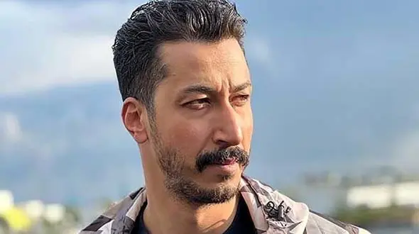 سلفی جدید بهرام افشاری با یک ژست متفاوت