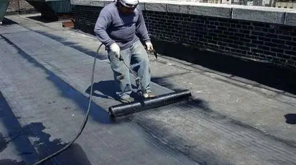 حادثه مرگبار در پشت‌بام / ایزوگام‌ کار 35 ساله در آتش سوخت و جان باخت!