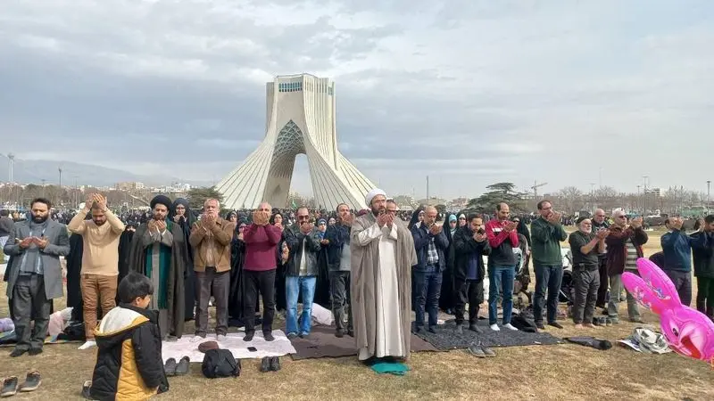  برپایی نماز جماعت در میدان آزادی پس از پایان مراسم ۲۲ بهمن