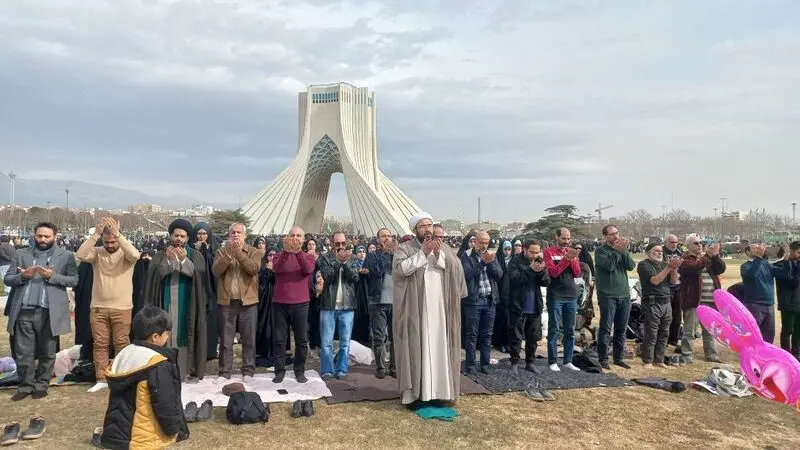  برپایی نماز جماعت در میدان آزادی پس از پایان مراسم ۲۲ بهمن