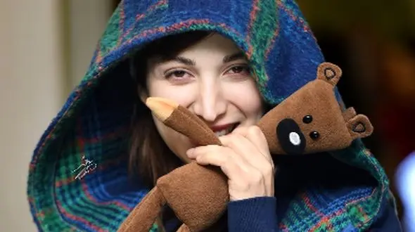 ژست‌های بامزه و بانمک روشنک گرامی با عروسک «مستربین»/ دختری بااراده که سرطان را ضربه فنی کرد