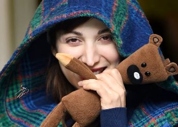 ژست‌های بامزه و بانمک روشنک گرامی با عروسک «مستربین»/ دختری بااراده که سرطان را ضربه فنی کرد