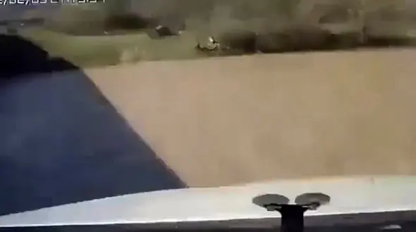 فیلم عجیب از لحظه سقوط ماشین به رودخانه / جاده پیچید ماشین نپیچید!