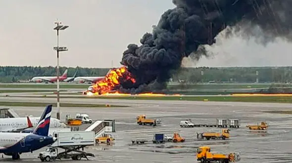 عکس لحظه انفجار مرگبار هواپیمای مسافربری در باند فرودگاه! / در کنگو رخ داد