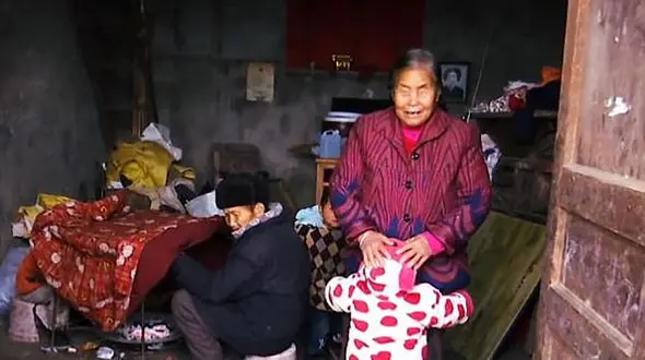 مسئولیت سنگینی که پیرزن نابینا و پیرمرد ناشنوا بر عهده گرفتند+تصاویر 