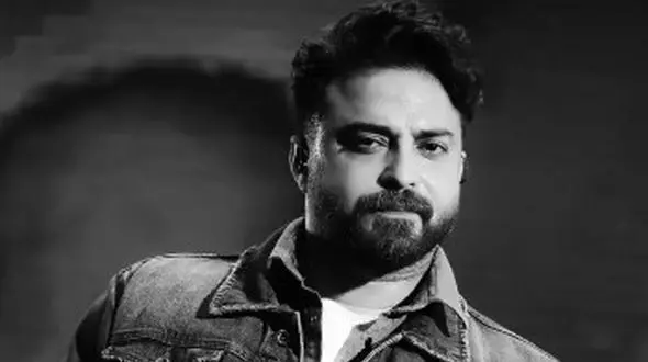 تقلید زشت بابک جهانبخش از همایون شجریان ! + 2 فیلم را مقایسه کنید !