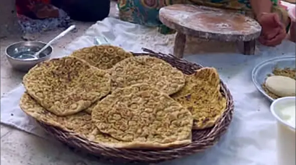 طرز تهیه غذای روستایی / نان گردویی با ماست محلی + فیلم