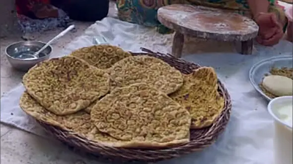 طرز تهیه غذای روستایی / نان گردویی با ماست محلی + فیلم