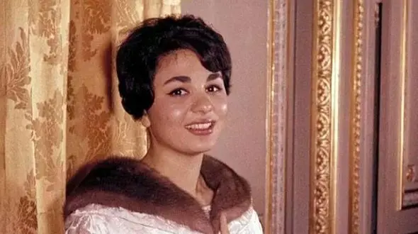 عکس سفر در زمان / فرح پهلوی در حال بازدید از یک نمایشگاه / دهه ۴۰