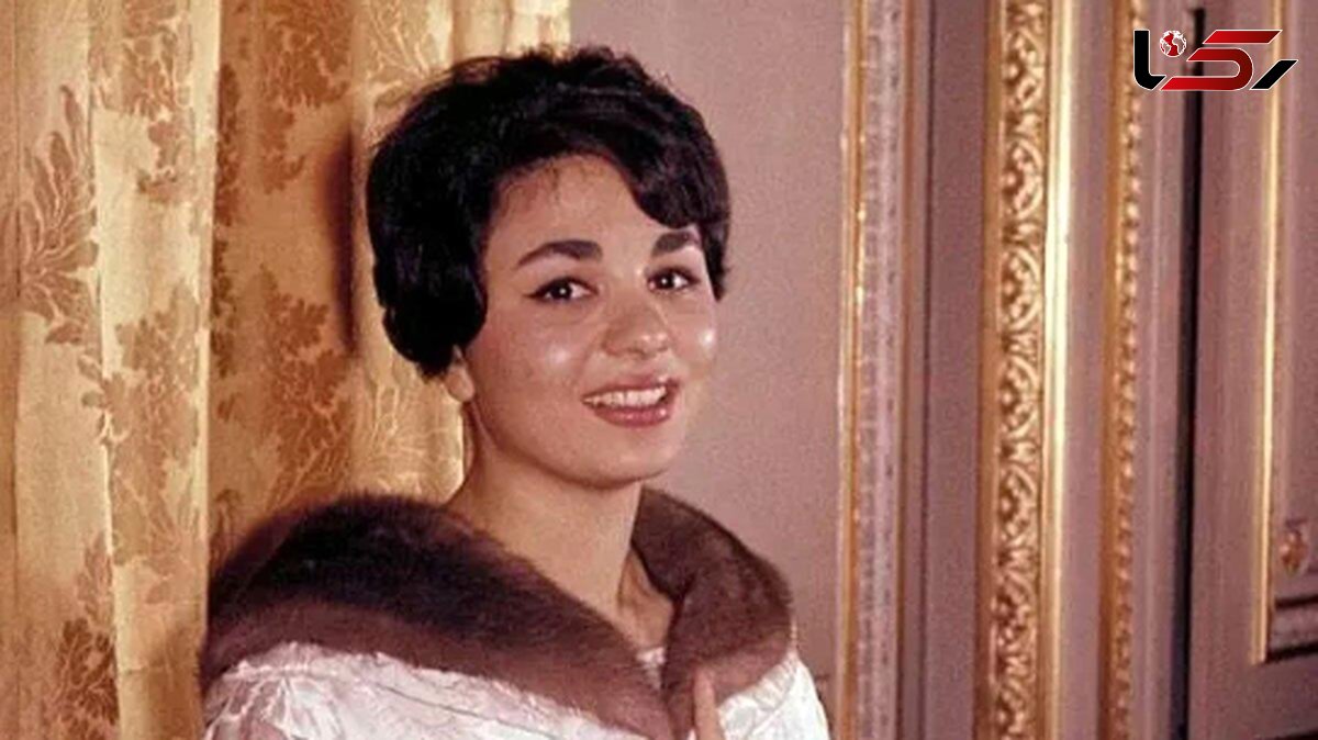 عکس سفر در زمان / فرح پهلوی در حال بازدید از یک نمایشگاه / دهه ۴۰