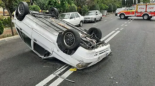 فیلم حادثه‌ای عجیب در اصفهان/ سقوط جعبه از وانت و واژگونی خودرو سواری در بزرگراه دستجردی