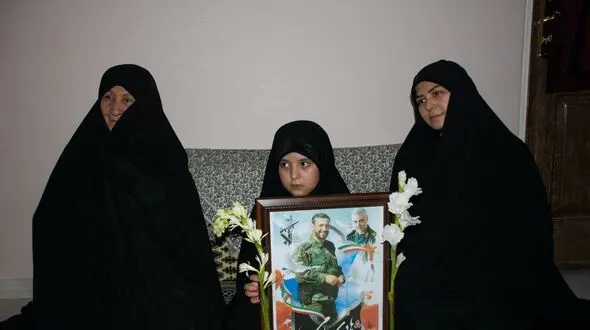 گفتگو با خانواده شهیدی که در کنار سردار شهید سلیمانی سرش را هدیه داد+ عکس