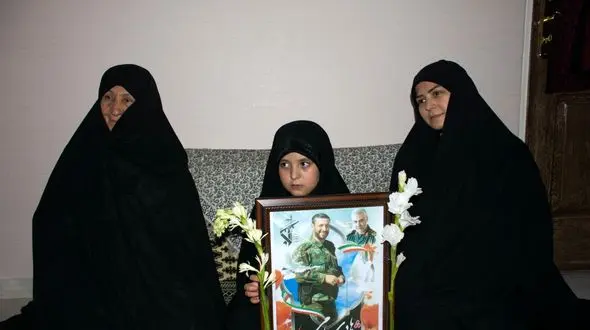 گفتگو با خانواده شهیدی که در کنار سردار شهید سلیمانی سرش را هدیه داد+ عکس