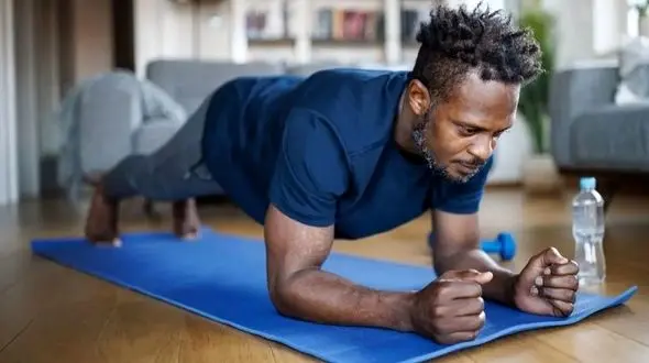 چالش «50 حرکت در روز»: بهترین تمرینات ورزشی خانگی برای تناسب اندام