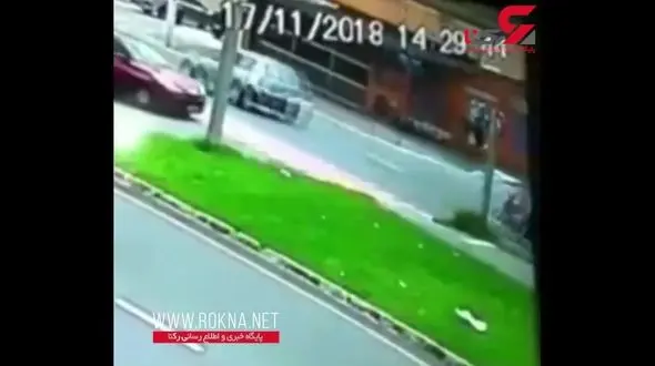 راننده بی احتیاط راه موتورسوار را سد کرد و تصادف وحشتناکی رقم خورد+ فیلم