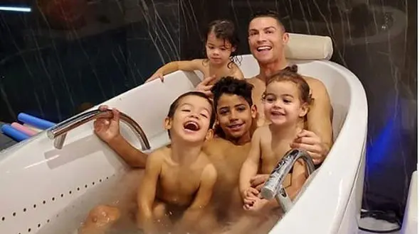  کریستیانو رونالدو؛ ز غوغای جهان فارغ! (عکس) 