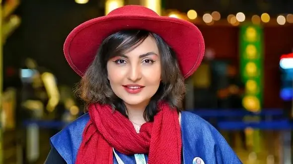 عکس ها / «کیمیا خلج» با استایل جسورانه قرمز و سورمه‌ای در جشنواره فیلم کوتاه تهران سوژه عکاسان شد 