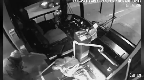 کارتن خواب ها   جان زن جوان را نجات دادند + فیلم