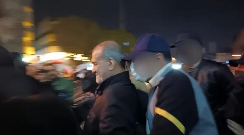 بدون واسطه و در دل مردم؛ تصاویری از حضور میدانی پزشکیان در تجمعات امشب + فیلم