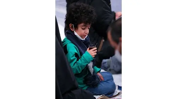 2 عکس از آرتین کوچولو در دیدار با رهبری انقلاب / او در شاهچراغ ناگهان یتیم شد