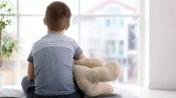 راهنمای تصمیم‌ گیری: آیا فرزند شما توانایی تنها ماندن در خانه را دارد؟