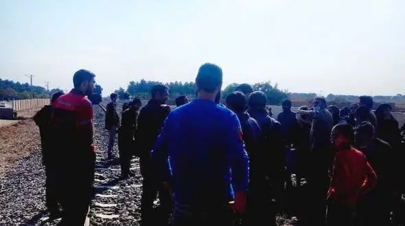 جمعی از اهالی یک روستا در نیشابور مسیر ریل قطار را بستند 