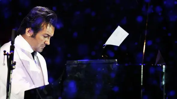 پیانو زدن حسام نواب صفوی میان مردم در روز عید غدیر + فیلم