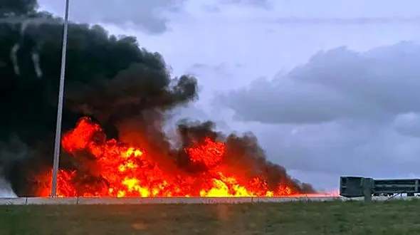 واژگونی و انفجار تریلی ۱۸ چرخ در بزرگراهی در تگزاس + عکس