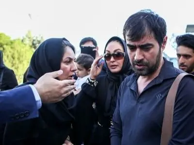 فیلم مراسم ختم پدر شهاب حسینی /  از حضور زن اولش پرچهر قنبری تا لاله اسکندری و الهام حمیدی از امیر جعفری و حسام نواب‌صفوی  تا ...  /  چیدن میزعزایی مملو از حلوا و قرابیه شیرینی ...