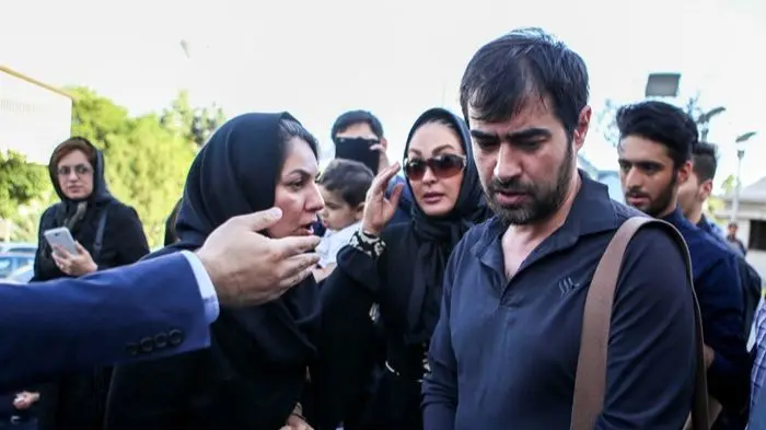 فیلم مراسم ختم پدر شهاب حسینی / از حضور زن اولش پرچهر قنبری تا لاله اسکندری و الهام حمیدی از امیر جعفری و حسام نواب‌صفوی تا ... / چیدن میزعزایی مملو از حلوا و قرابیه شیرینی ...