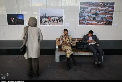  افتتاح نمایشگاه عکس "خانه‌ای که سیل برد، مهری که سیل آورد" در ایوان انتظار میدان ولیعصر(عج) 