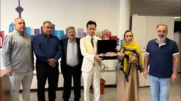 فیلم  پسر ژاپنی و پدر ایرانی اش در تحریریه رکنا ! /  روایت جذاب 28 سال جدایی پدر و پسر ایرانی و ژاپنی !