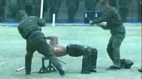 ببینید چه بلایی سر  سربازان کره شمالی می آورند + فیلم