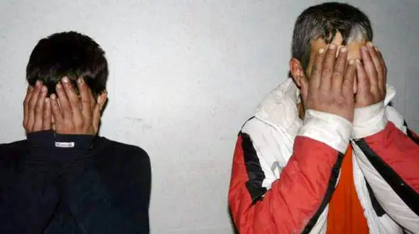 جولان وحشت آفرین دزدان مسلح با تفنگ شکاری در خیابان های آبادان +عکس