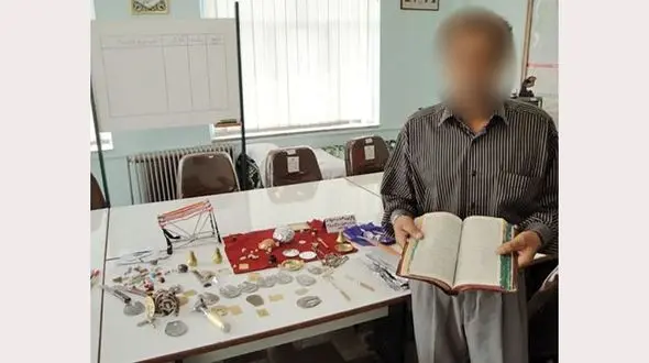 عکس مردی که در قشم زیرزمینی پول پارو می کرد + جزییات