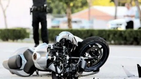 ببینید / لحظه تکان‌دهنده برخورد یک موتورسوار با اسب وسط جاده / مرگ اسب و شکستگی دو پای موتورسوار