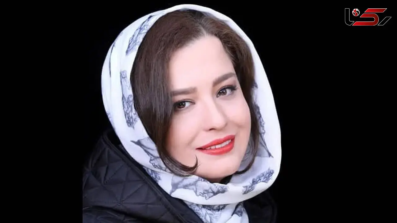 عکس سلفی مهراوه شریفی نیا در گالری نقاشی